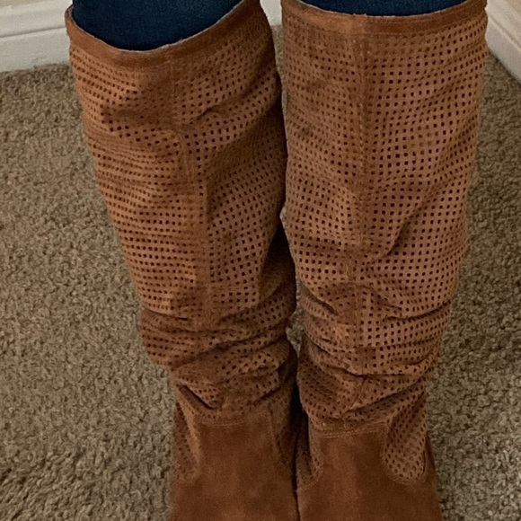 Tan Ugg Suede Boots - Picture 4 of 8